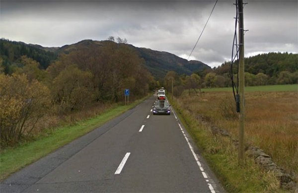 Carretera estrecha de las Tierras Altas de Escocia