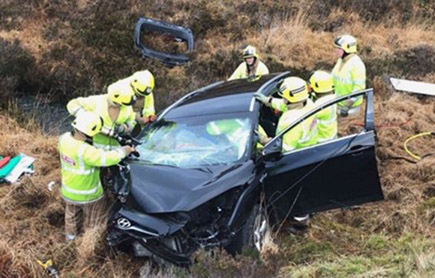 Vehículo accidentado en la isla de Skye, Escocia