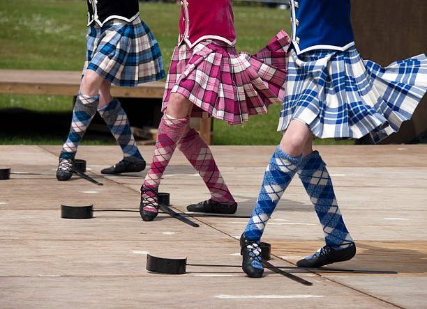 Bailarinas escocesas bailando la danza de las espadas en un Highland Game en Escocia