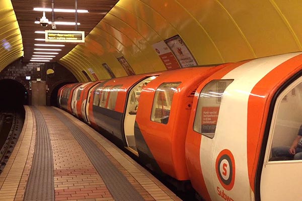 Conocido vagón naranja en el metro de Glasgow, Escocia